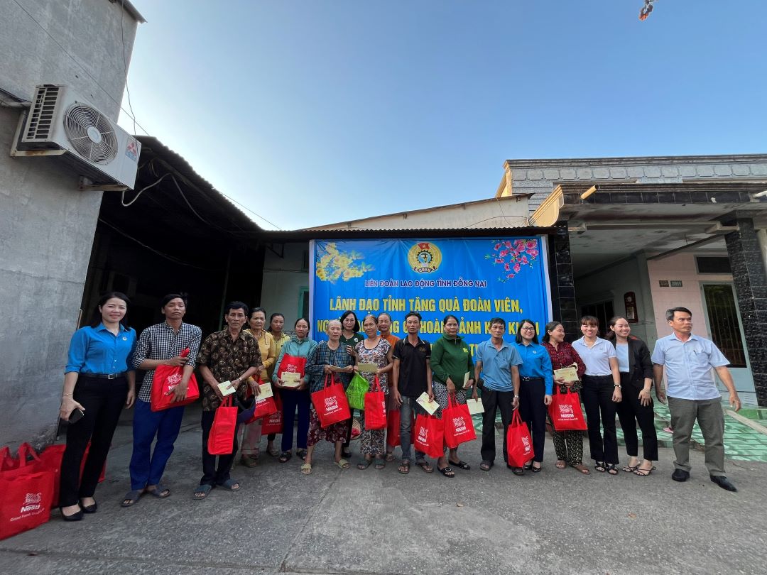 Nestlé Việt Nam tặng gần 6.000 phần quà cho các gia đình có hoàn cảnh khó khăn